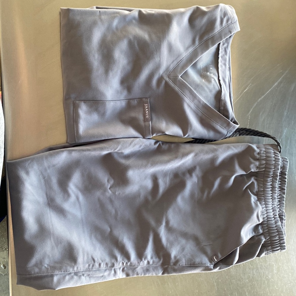 Jaanuu women’s gray scrub set. NWT.